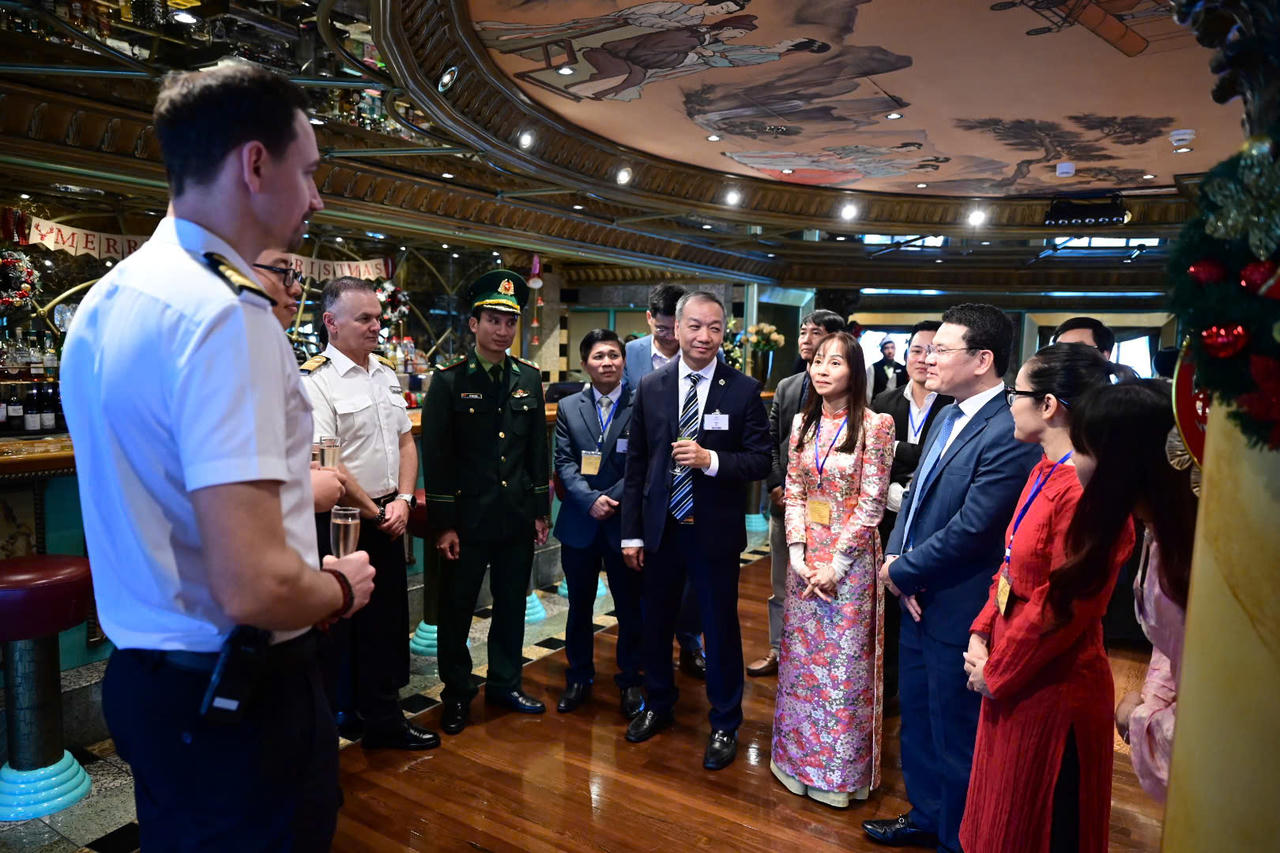 Lãnh đạo TP Huế chào mừng các thuyền viên, du khách trên chuyến tàu&nbsp;Adora Mediterranea cập cảng Chân Mây vào ngày 19/02/2026.&nbsp;