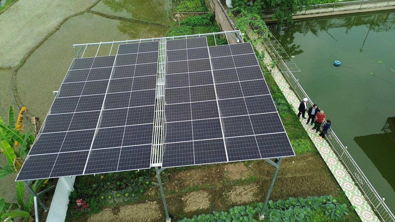 Hệ thống điện mặt trời mái nhà tại khu nhà vườn của gia đình ông Văn Hữu Khánh ở Bát Xát, góp phần chủ động nguồn điện cho sinh hoạt và sản xuất.