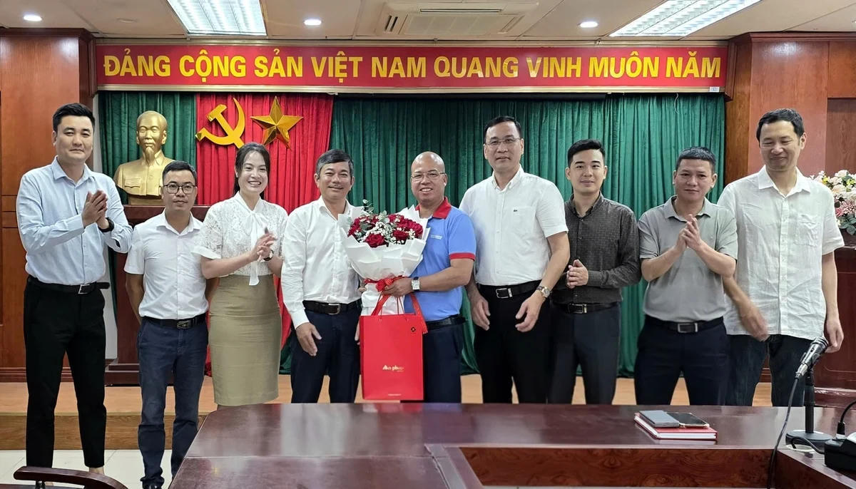 Đại diện Ban Biên tập và tập thể Ban Báo điện tử chụp ảnh lưu niệm với ông Nguyễn Việt Hùng.&nbsp;