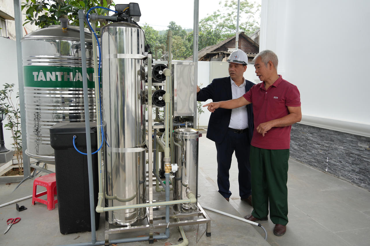 Ông Văn Hữu Khánh giới thiệu hệ thống lọc nước sử dụng điện mặt trời, bảo đảm nguồn nước sinh hoạt ổn định cho gia đình.