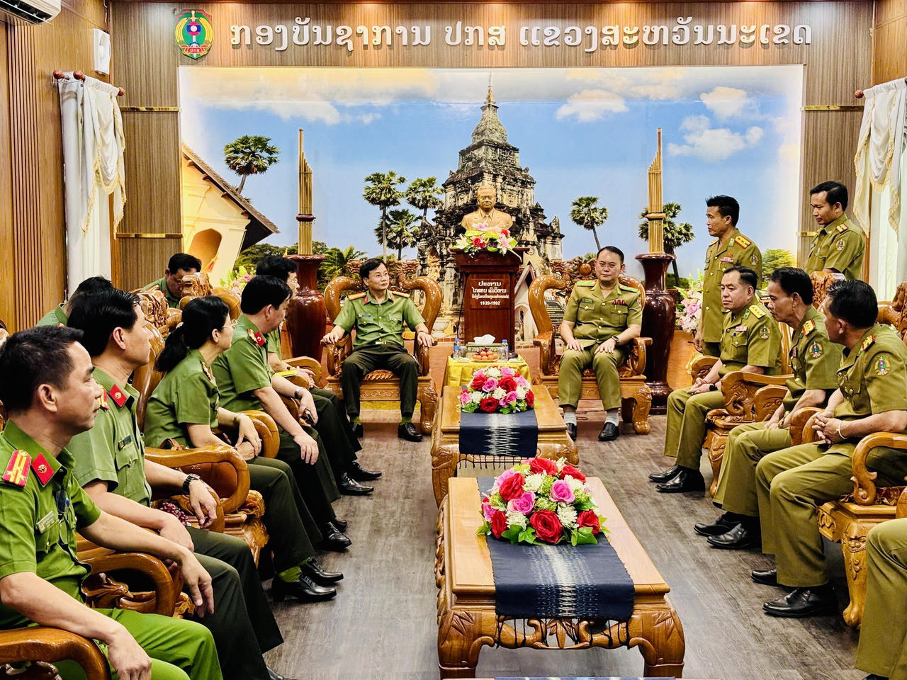 Công an TP Huế thăm, chúc Tết Bunpimay tại tỉnh Sa Vẳn Nạ Khệt (Lào)