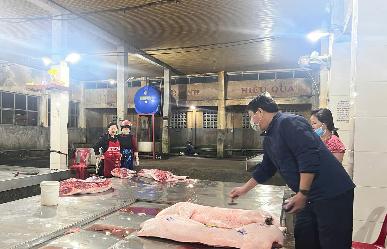 Cán bộ thú y thực hiện đóng dấu kiểm soát giết mổ tại cơ sở giết mổ động vật tập trung trên địa bàn.