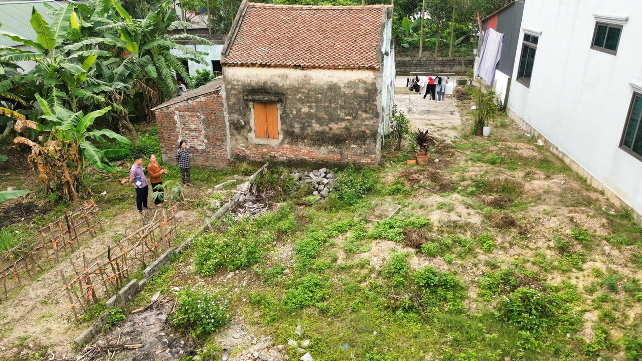 Bức tường ranh giới được anh Trịnh Đăng Luật xây (theo hồ sơ cấp giấy chứng nhận quyền sử dụng đất cho anh Luật thì ranh giới giữa hai lô đất cắt ngang ngôi nhà).