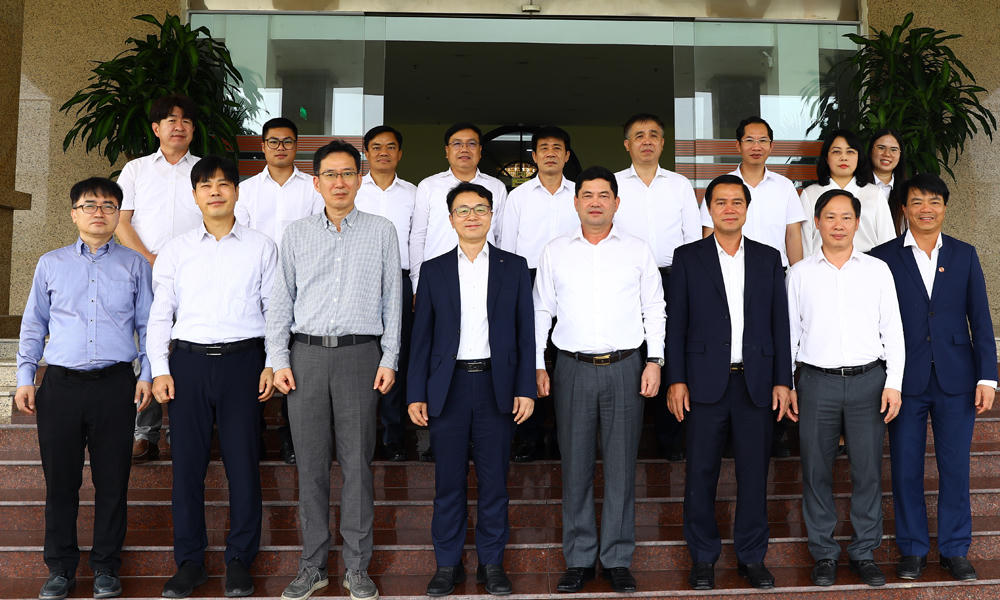 Các đại biểu chụp ảnh lưu niệm.