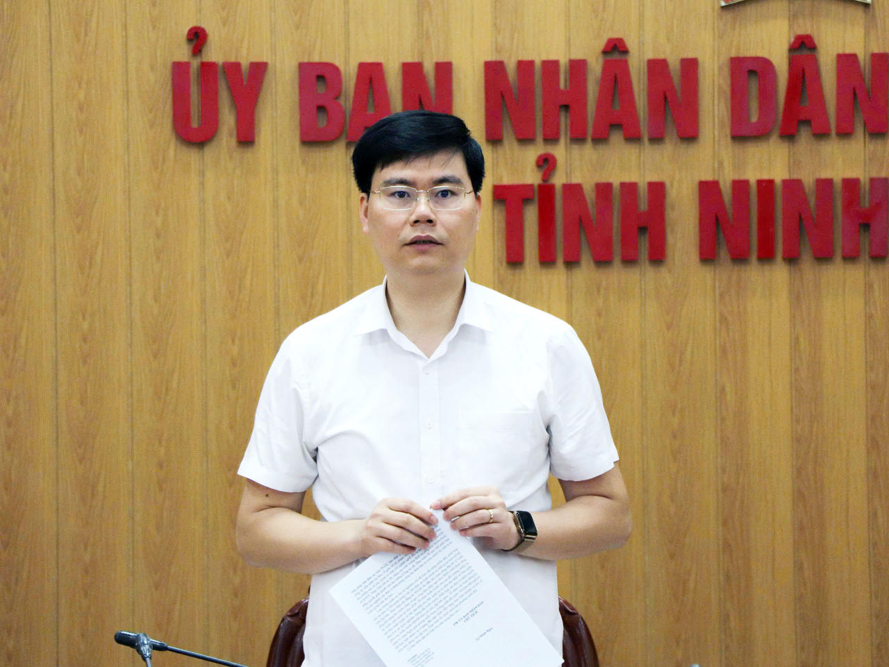 Ông Lê Minh Ngọc, Chủ tịch UBND xã Vĩnh Trụ chủ trì, đánh giá kết quả thực hiện nhiệm vụ phát triển kinh tế - xã hội quý I/2026 và yêu cầu làm việc với tinh thần “rõ người - rõ việc - rõ tiến độ - rõ trách nhiệm” trong tổ chức thực hiện nhiệm vụ quý II/2026.