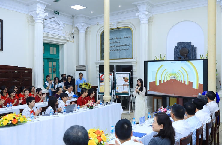 Các em học sinh tự tin trình bày dự án ứng dụng AI.