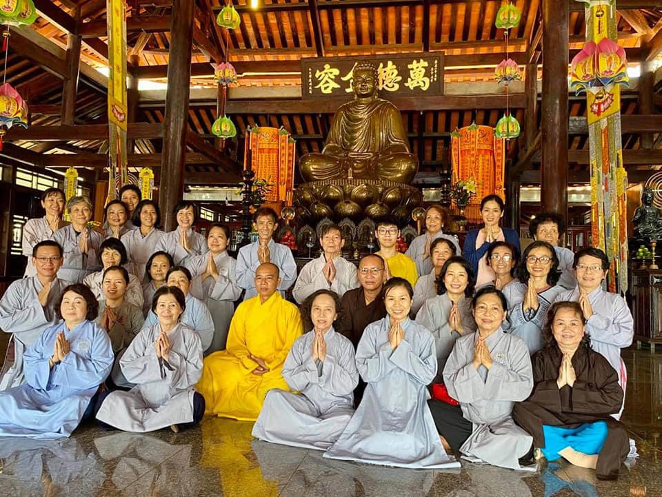 Du khách và phật tử chụp ảnh lưu niệm cùng với Đại đức Thích Nguyên Minh