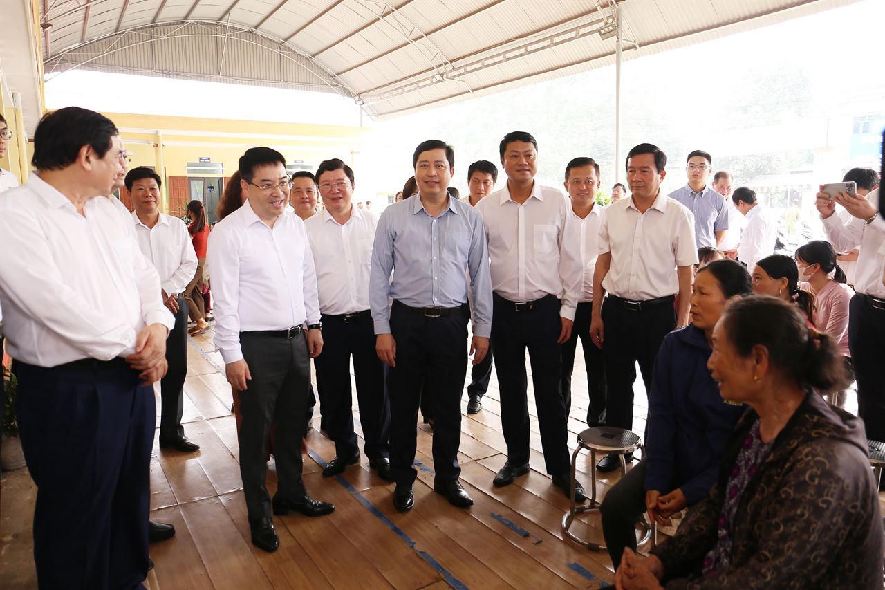 Bí Thư Tỉnh ủy, Chủ tịch UBND tỉnh Lào Cai và lãnh đạo BIDV thăm cơ sở vật chất của Trạm Y tế xã Đông Cuông và thăm hỏi người dân khám bệnh.