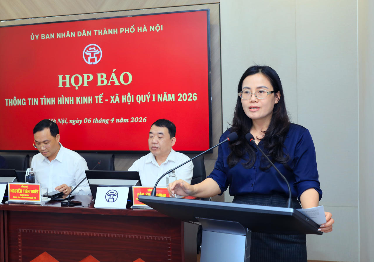 Phó Giám đốc Sở Tài chính Hà Nội Đỗ Thu Hằng thông tin tại họp báo.