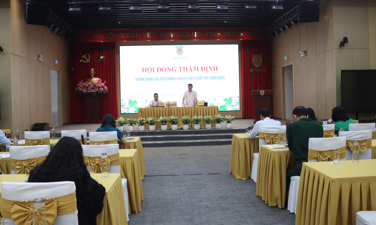 Bổ sung tiêu chuẩn “có bản lĩnh chính trị vững vàng” vào tiêu chuẩn luật sư