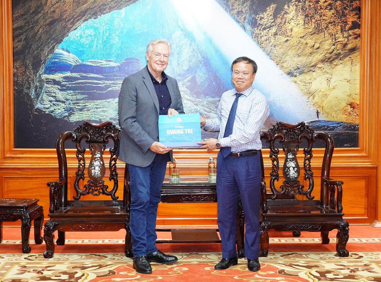 Phó Chủ tịch UBND tỉnh Lê Đức Tiến tặng quà cho ông Tim Owen, Chủ tịch Hiệp hội HunterNet.