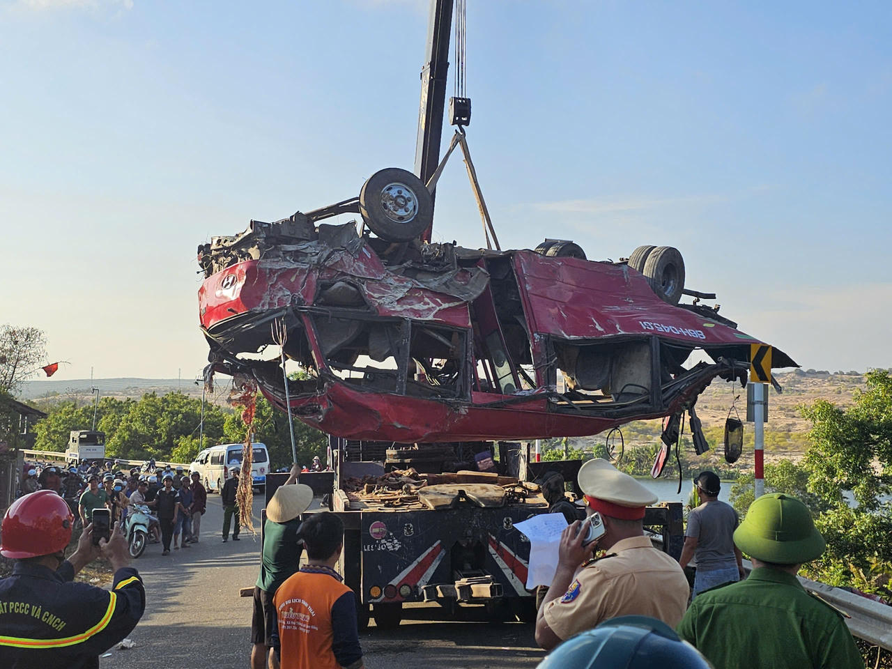 Lâm Đồng: Xe khách lao xuống vực, bốn người tử vong