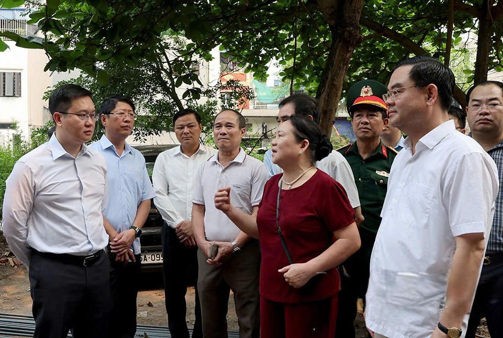 Ông Trần Đăng Quỳnh, Ủy viên Dự khuyết Trung ương Đảng, Phó Bí thư Tỉnh ủy cùng đoàn công tác đi kiểm tra&nbsp;khu nhà yếu (phường Nam Định).
