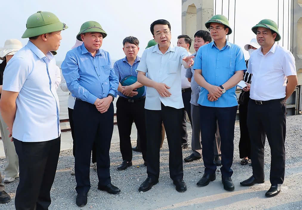 Chủ tịch UBND tỉnh Nguyễn Thanh Bình cùng đoàn đi kiểm tra thực tế tuyến đê Bình Minh 3, 4&nbsp;(xã Kim Đông).