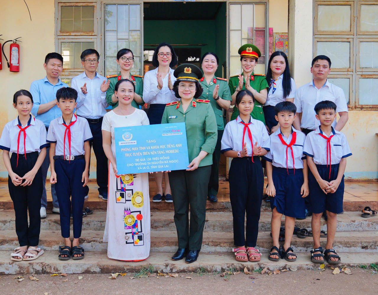 Trong khuôn khổ chương trình, 02 “Phòng học máy tính cho em” đã được trao tặng cho thầy trò tại Gia Lai.
