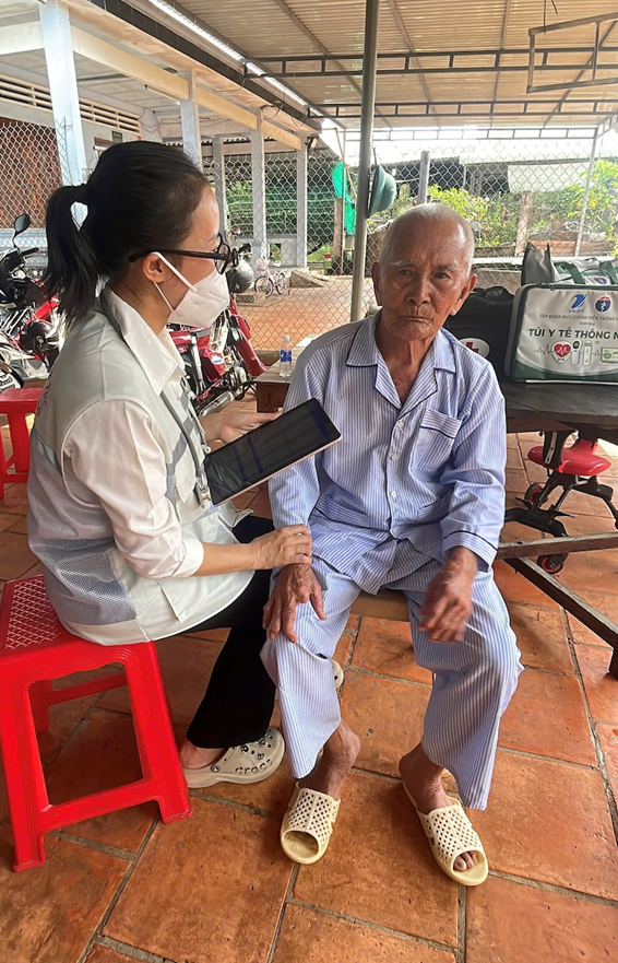 Đội chăm sóc sức khỏe liên tục gắn với địa bàn dân cư của xã Bắc Tân Uyên thăm khám cho một người dân cao tuổi ngay tại nhà.