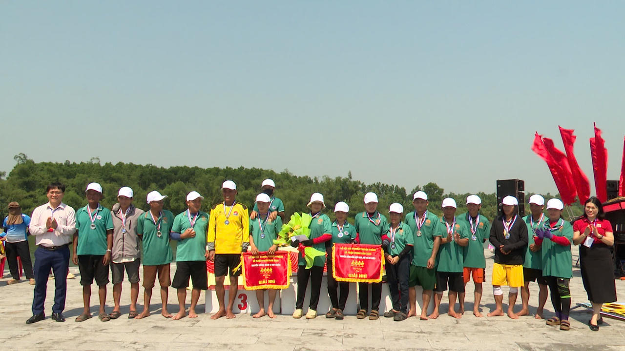 Ban tổ chức trao giải cho các đội giải Nhì.