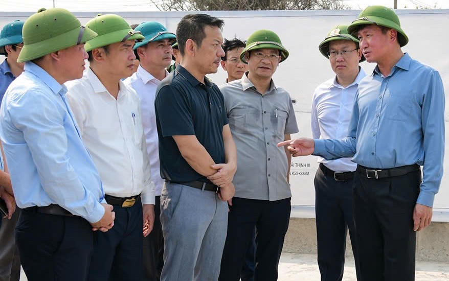 Bí thư Tỉnh ủy Trần Huy Tuấn đã trực tiếp kiểm tra thực địa tuyến đê biển Hải Thịnh.