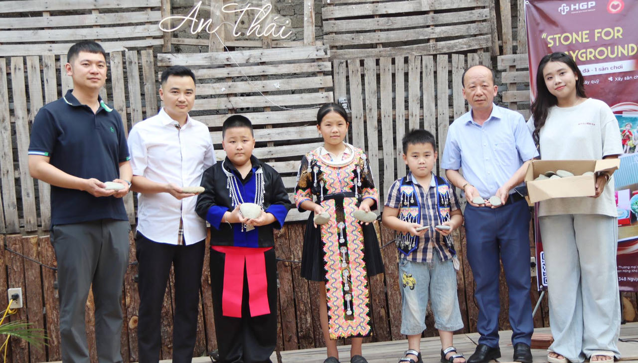 Các bạn nhỏ từ Trường Tiểu học Mường Lống 2 và những viên đá nhỏ tặng những cán bộ CSGT - nơi khởi xướng ý tưởng chương trình ý nghĩa này.