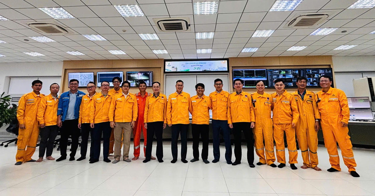 Đội ngũ cán bộ, kỹ sư và người lao động của PV GAS/PV GAS Logistics đã duy trì chế độ giám sát liên tục 24/7, phối hợp chặt chẽ giữa hiện trường và trung tâm điều khiển.