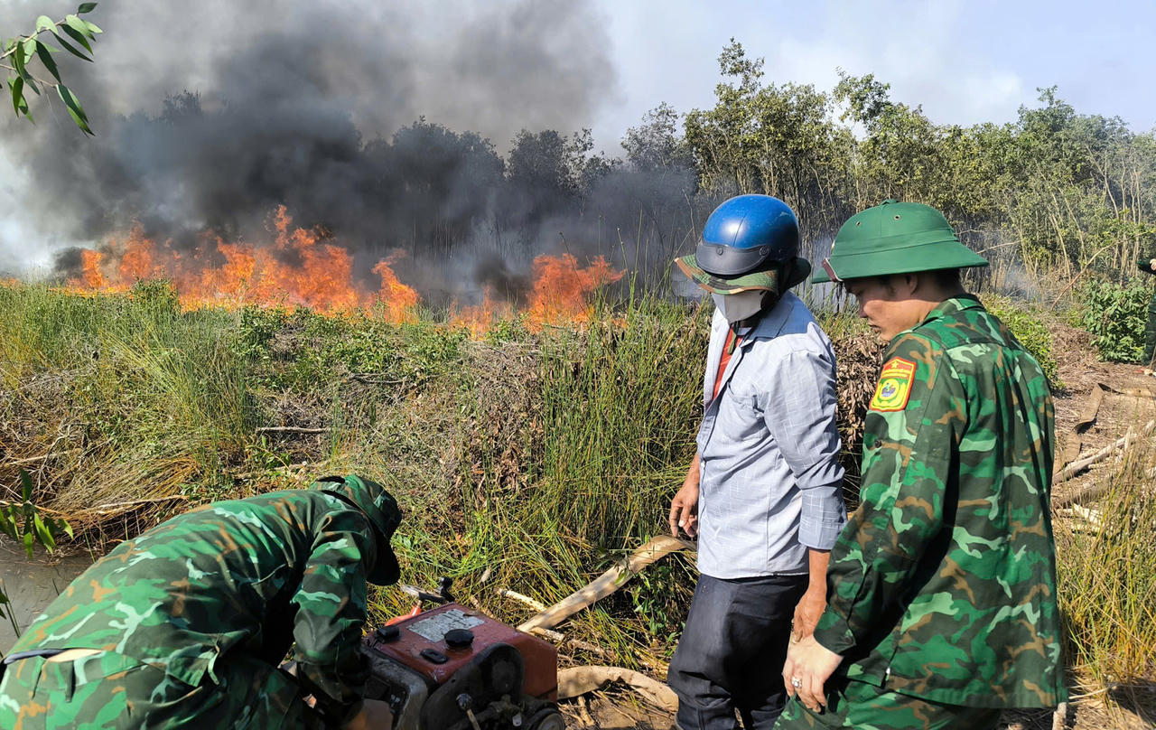 Lực lượng chức năng cùng người dân trên địa bàn nhanh chóng triển khai các biện pháp dập lửa.