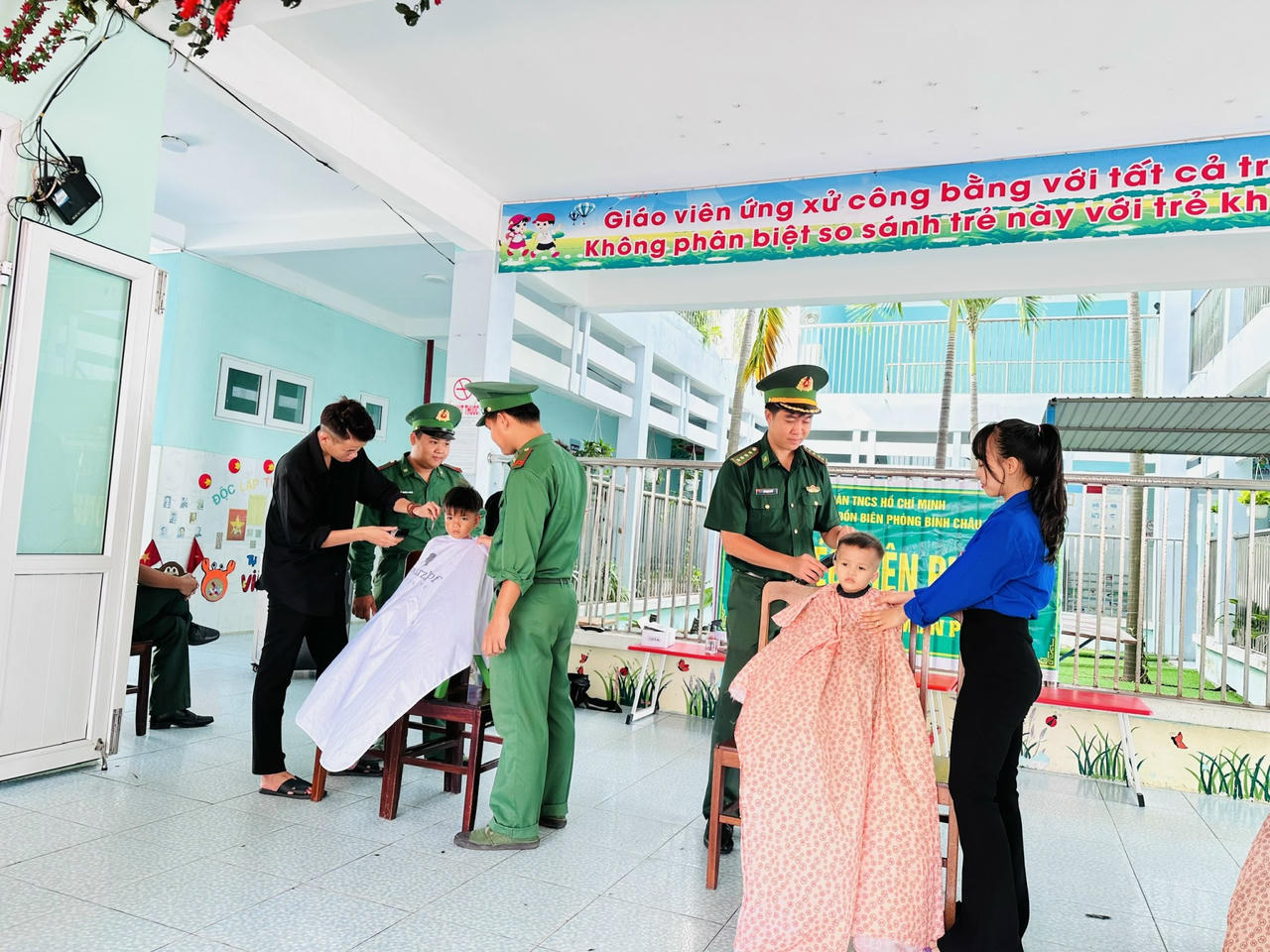 Chiến sĩ Đồn Biên phòng Bình Châu thực hiện mô hình dân vận khéo “Tay kéo Biên phòng”, cắt tóc miễn phí cho học sinh trên địa bàn.