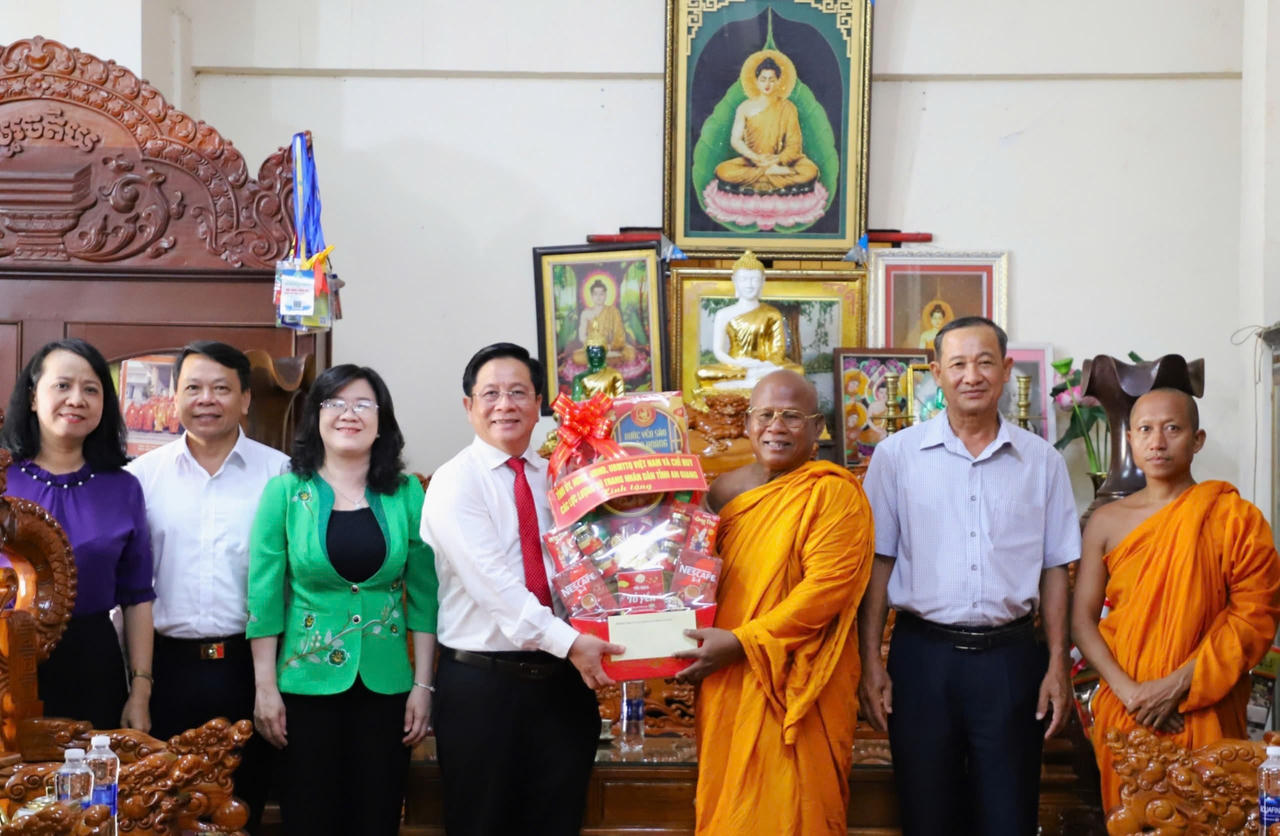 Chủ tịch tỉnh An Giang chúc Tết Chôl Chnăm Thmây của đồng bào dân tộc Khmer