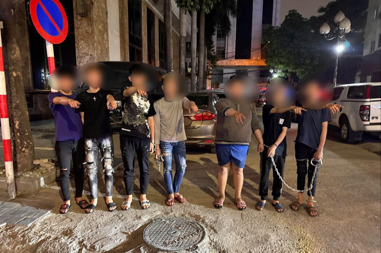 Nhóm thanh, thiếu niên Hà Nội đánh nhầm người đi đường rồi cướp tài sản