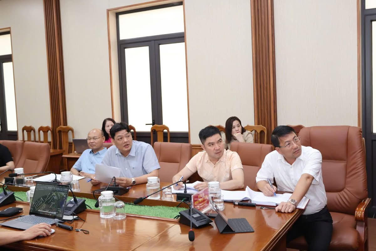 Các đại biểu tham dự buổi làm việc.