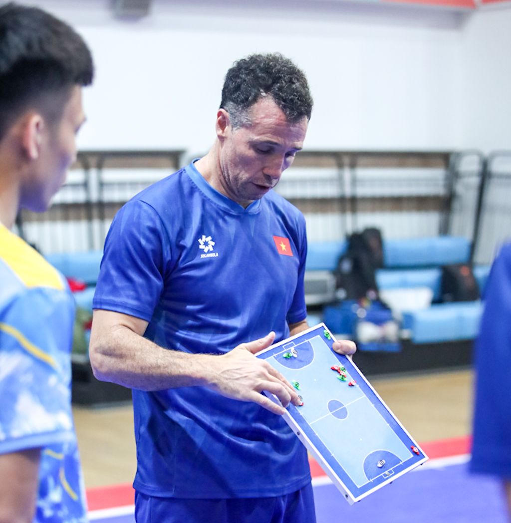 HLV Diego Giustozzi có nhiều việc phải làm với futsal Việt Nam để có tấm vé dự World Cup 2028