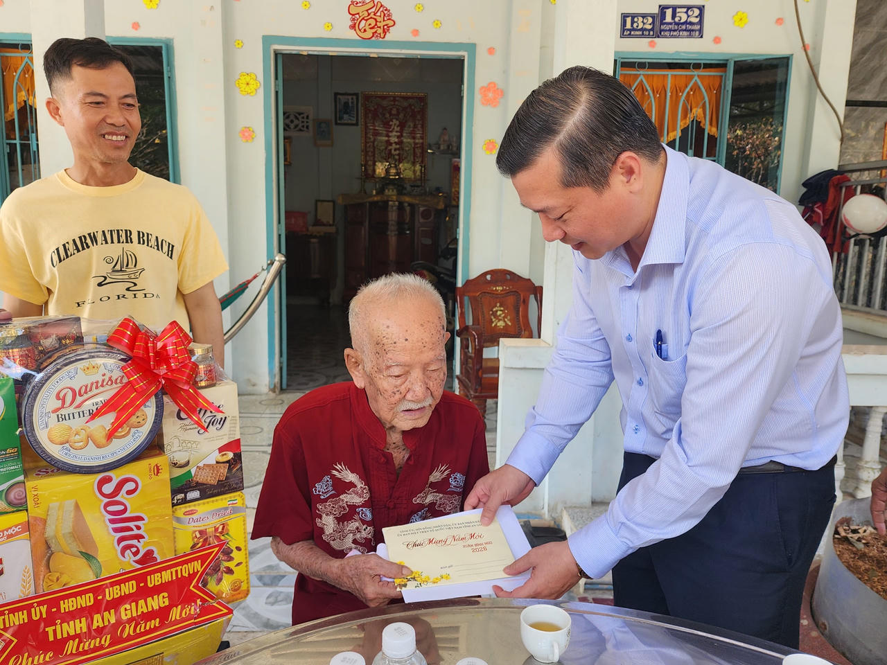 Xã đã tổ chức thăm hỏi và trao tặng 850 suất quà tết cho gia đình chính sách, hộ nghèo với tổng kinh phí trên 420 triệu đồng. 