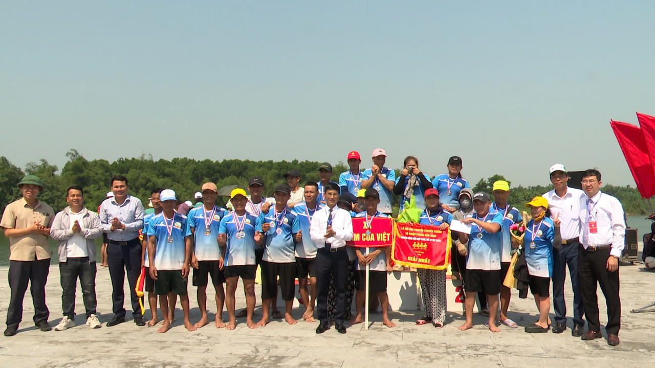 Ban Tổ chức trao giải Nhất nội dung thuyền rồng nam cho đội Nam Cửa Việt.