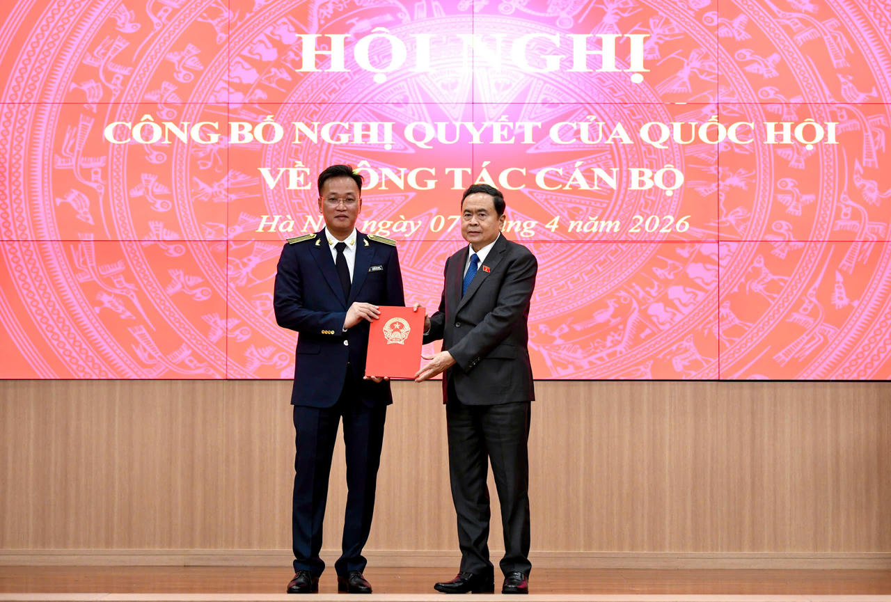 Trao Nghị quyết của Quốc hội về bầu Tổng Kiểm toán nhà nước đối với ông Nguyễn Hữu Nghĩa