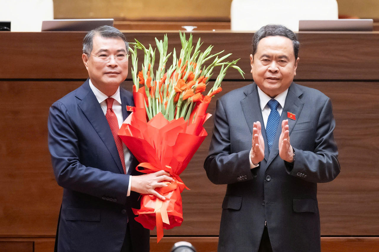 Chủ tịch Quốc hội Trần Thanh Mẫn tặng hoa chúc mừng tân Thủ tướng Chính phủ Lê Minh Hưng.