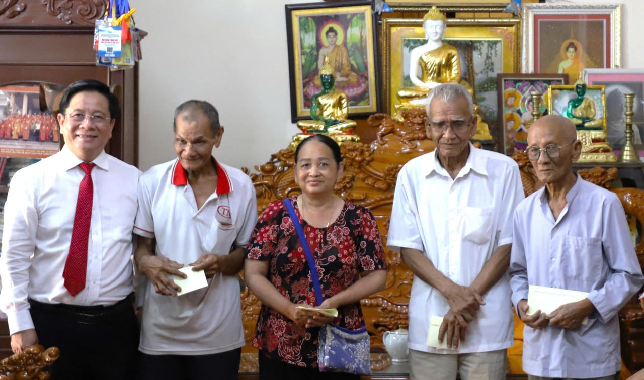 Chủ tịch UBND tỉnh An Giang Hồ Văn Mừng trao tặng quà cho chùa Thom Mít và gia đình chính sách, cán bộ hưu trí