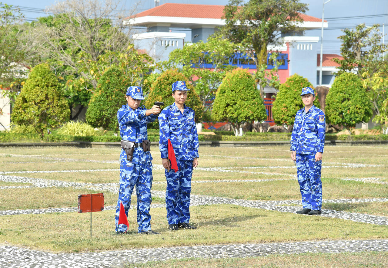 Bộ Tư lệnh Vùng Cảnh sát biển 4 tổ chức huấn luyện bắn súng K54 .