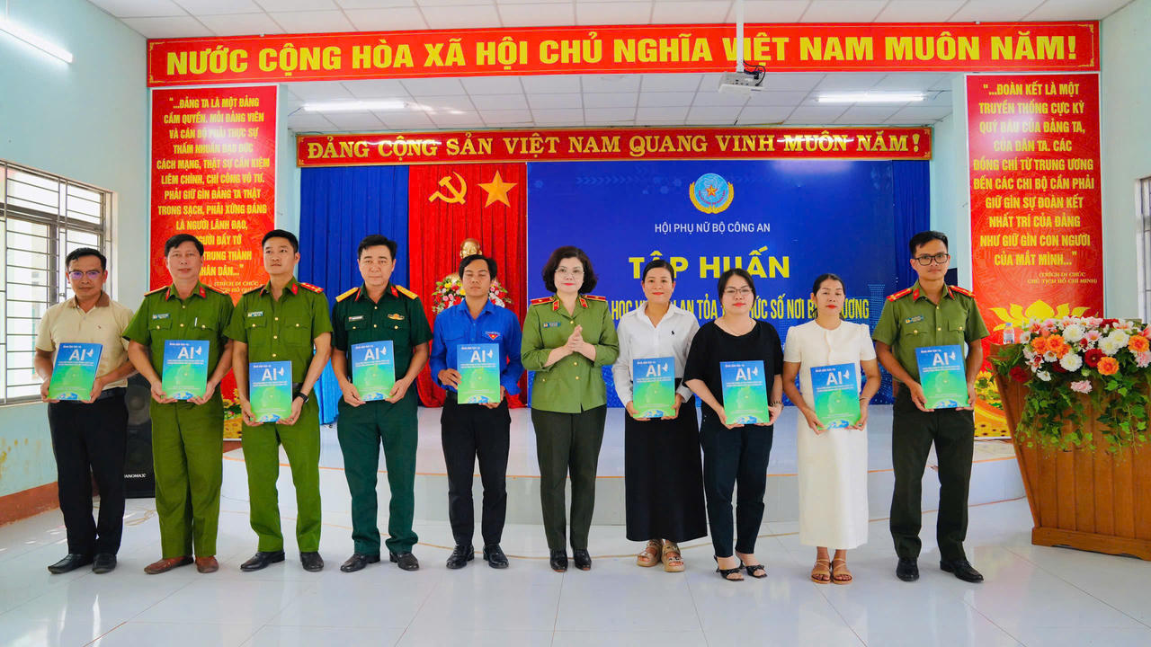 Thiếu tướng Ngô Hoài Thu - thay mặt Ban Phụ nữ CAND tặng sách Bình dân học vụ AI cho cán bộ, công chức xã