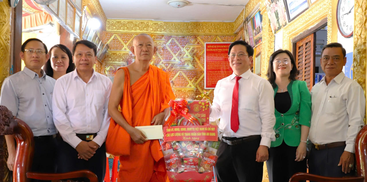 Chủ tịch UBND tỉnh An Giang Hồ Văn Mừng trao tặng quà cho chùa Mỹ Á và gia đình chính sách, cán bộ hưu trí