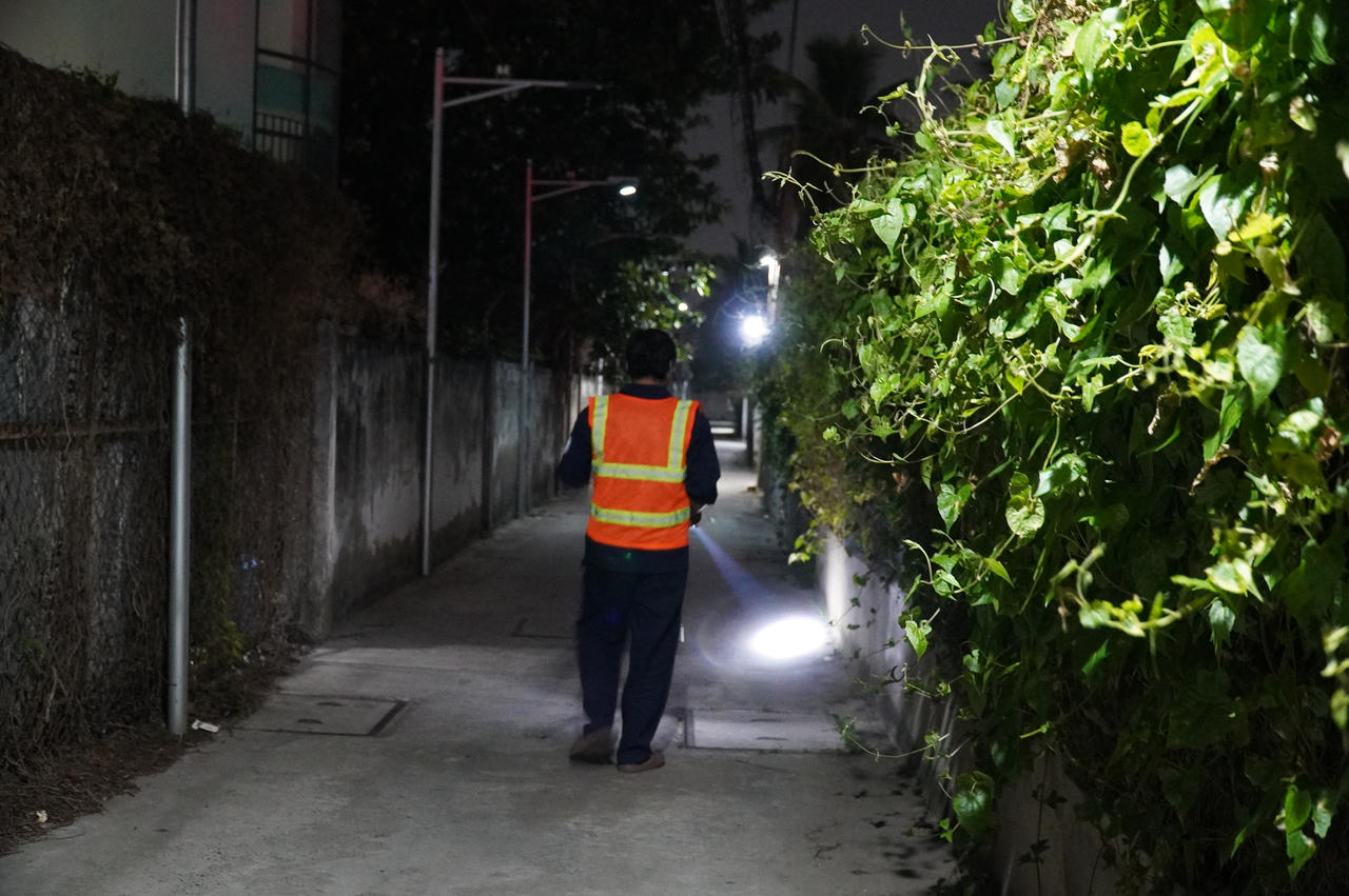 Công việc dò tìm lặng lẽ.&nbsp;Ảnh: Minh Đức