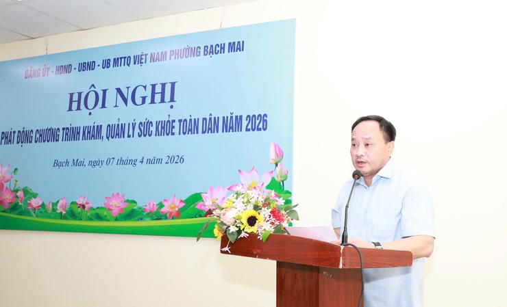 Bí thư Đảng ủy, Chủ tịch HĐND phường Bạch Mai Trần Quyết Thắng phát biểu tại hội nghị.