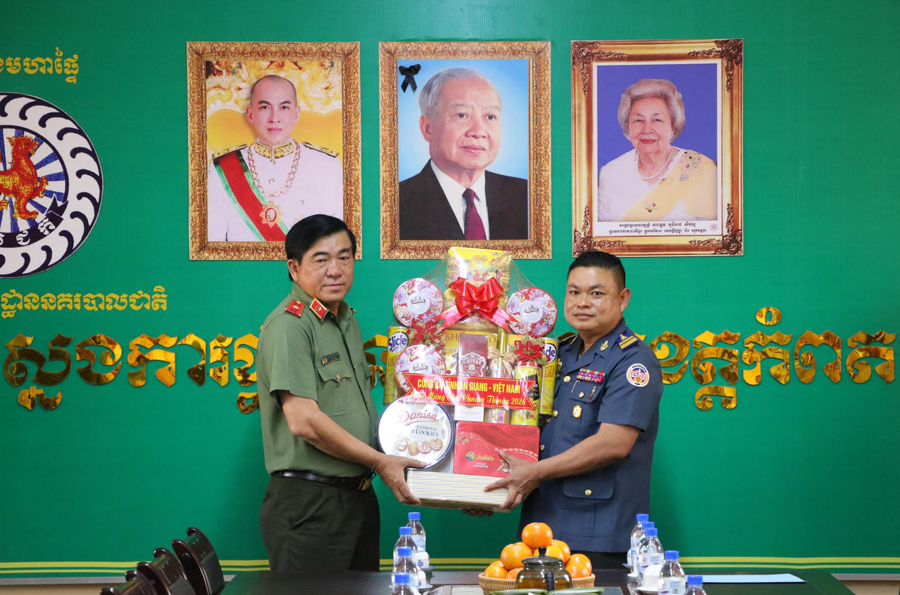 Công an tỉnh An Giang thăm, chúc Tết lực lượng vũ trang tỉnh Kep và Kampot, Vương quốc Campuchia
