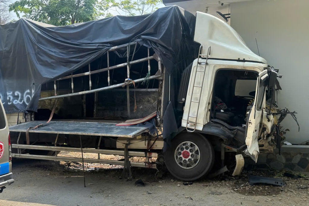 Xe tải lao xuống vực ở Lâm Đồng, 3 người tử vong