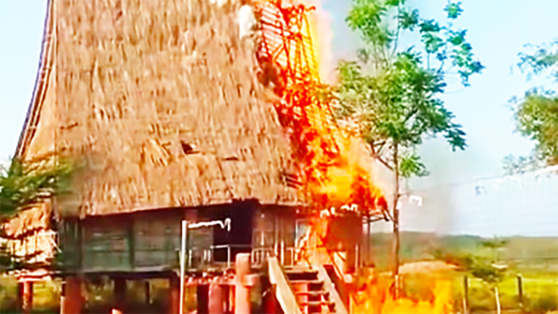 Bất cẩn khi chơi đùa, nhóm trẻ gây cháy rụi nhà rông ở Quảng Ngãi