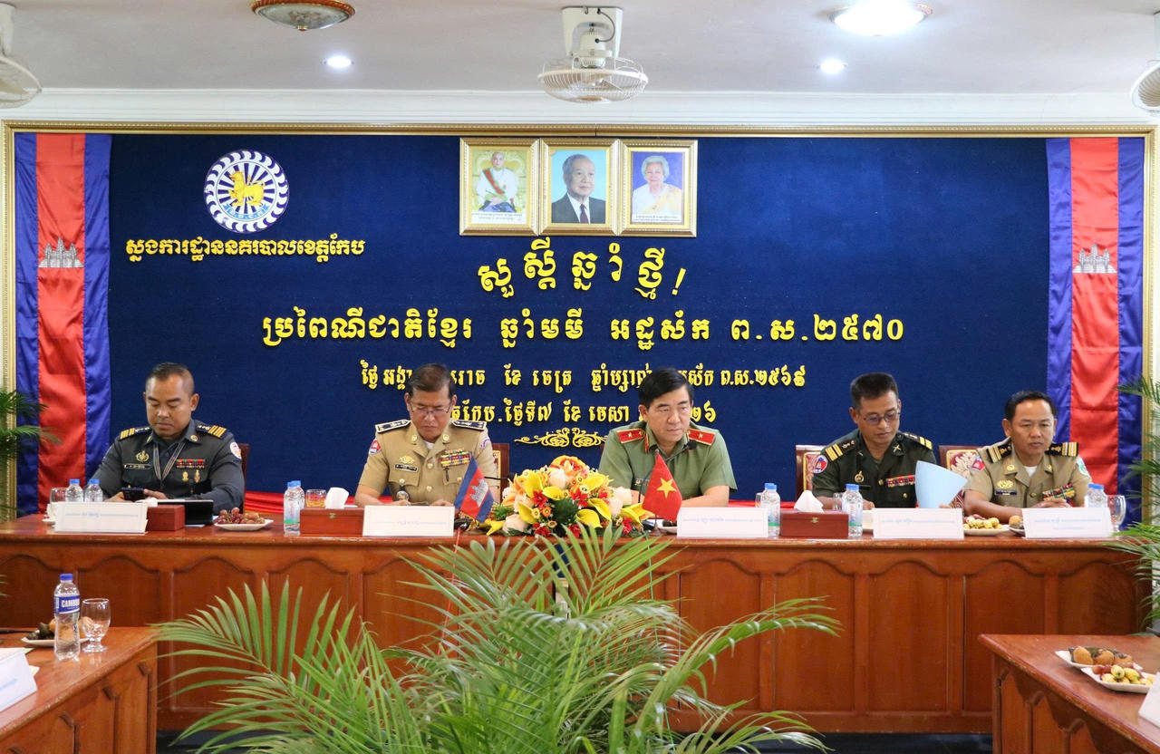 Công an tỉnh An Giang thăm, chúc Tết lực lượng vũ trang tỉnh Kep và Kampot, Vương quốc Campuchia
