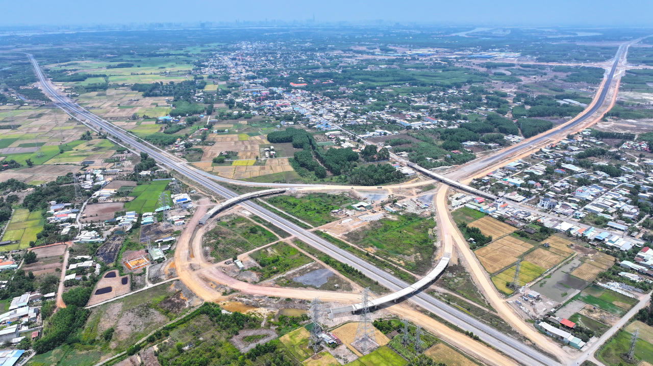 Tại điểm giao Vành đai 3 TP Hồ Chí Minh và cao tốc Bến Lức - Long Thành, cấu trúc liên kết vùng dần hiện rõ từ trên cao. Nút giao này sẽ mở ra hành lang kết nối trực tiếp giữa miền Tây và miền Đông Nam Bộ, giảm áp lực cho khu vực nội đô TP Hồ Chí Minh. Không chỉ là giao điểm của hai tuyến đường, đây còn là điểm hội tụ của kỳ vọng về một mạng lưới giao thông liên hoàn, thông suốt cho toàn vùng kinh tế phía Nam.