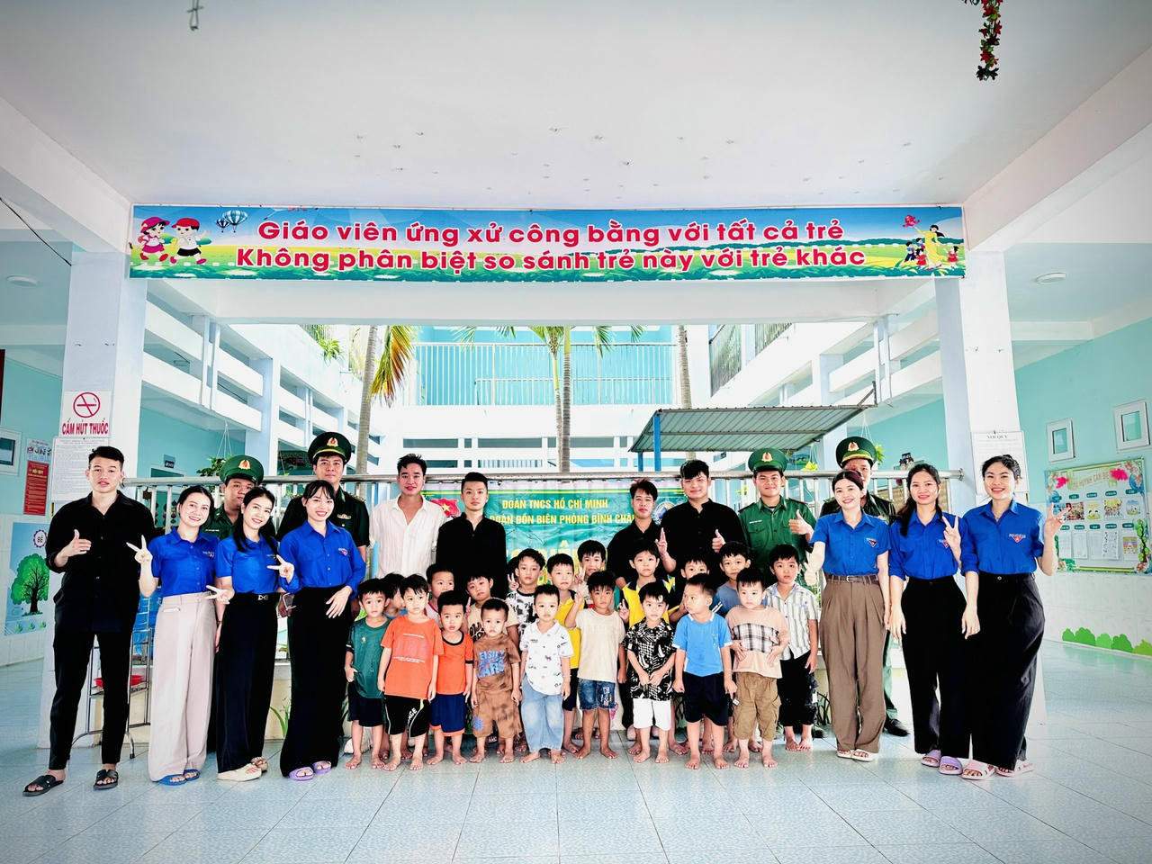 Mô hình dân vận khéo “Tay kéo biên phòng” cắt tóc cho các bé trên địa bàn xã Bình Châu