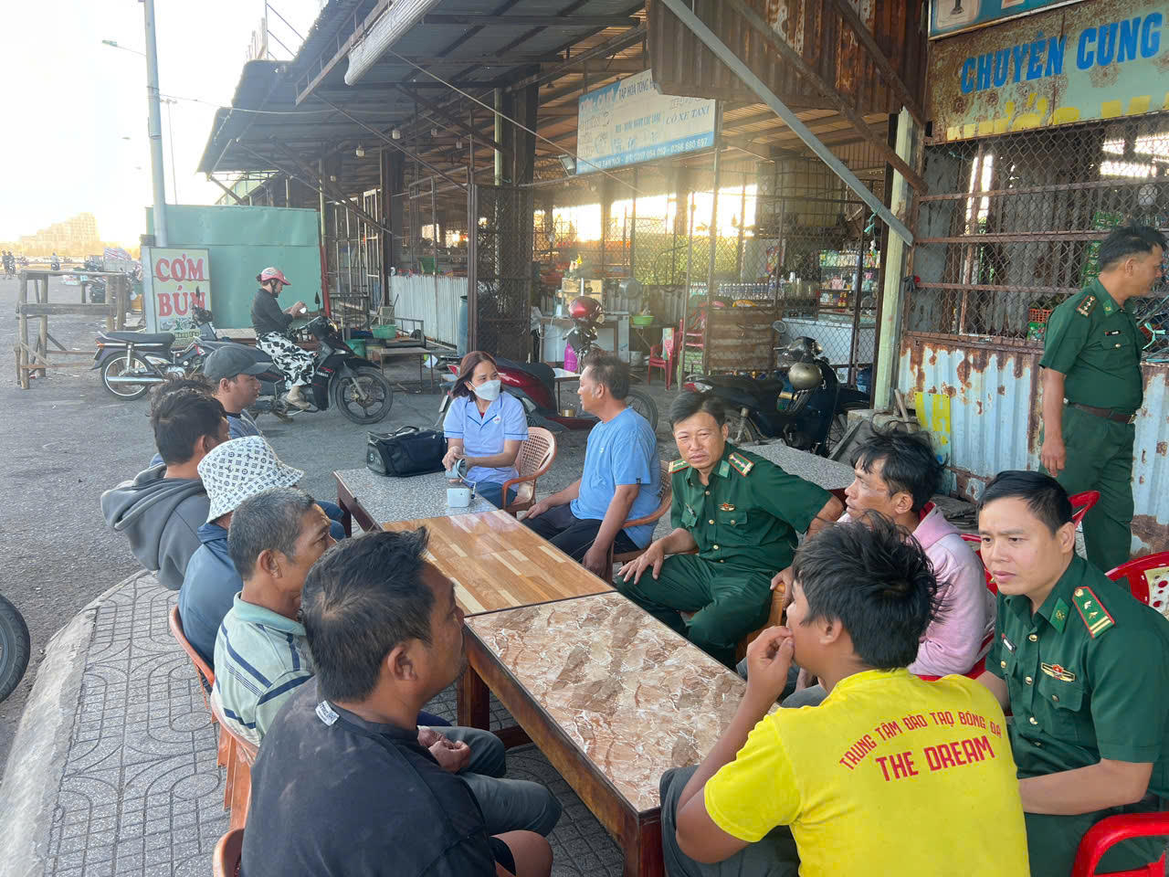 9 thuyền viên tàu cá Đông Hải, Nam Khánh Hòa, được ngư dân xã Bình Châu cứu và được cán bộ chiến sĩ Đồn biên phòng Bình Châu thăm khám sức khỏe bàn giao về địa phương.