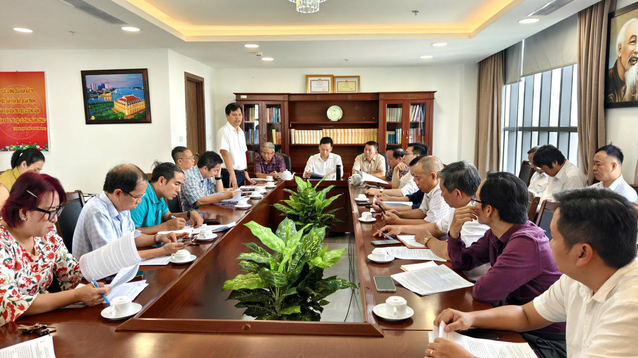 Ông Bùi Quốc Hoan - Phó Tổng giám đốc EVNSPC báo cáo tình hình cung cấp điện của khu vực miền Nam tại Hội nghị.