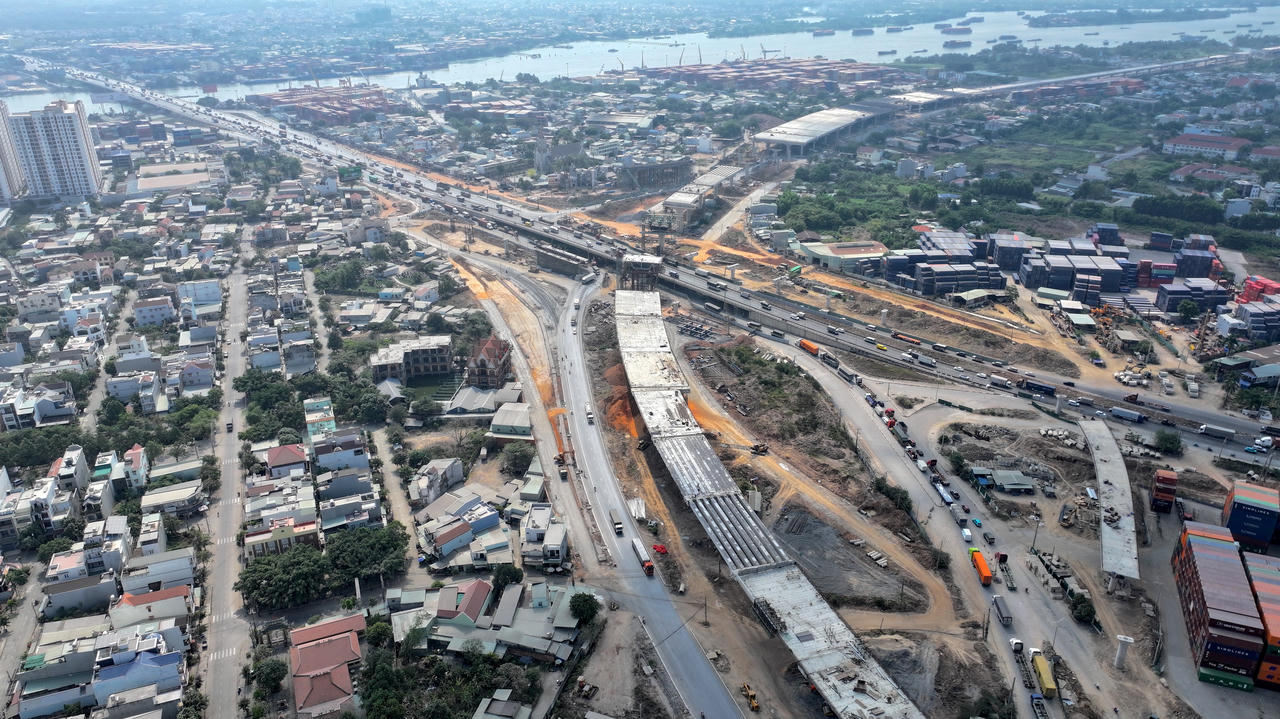 Đại công trường Vành đai 3 TP Hồ Chí Minh trải dài qua nhiều địa phương. Công trình đang từng bước định hình trục giao thông liên vùng, được kỳ vọng tháo gỡ điểm nghẽn hạ tầng và tái cấu trúc không gian phát triển vùng Nam bộ.
