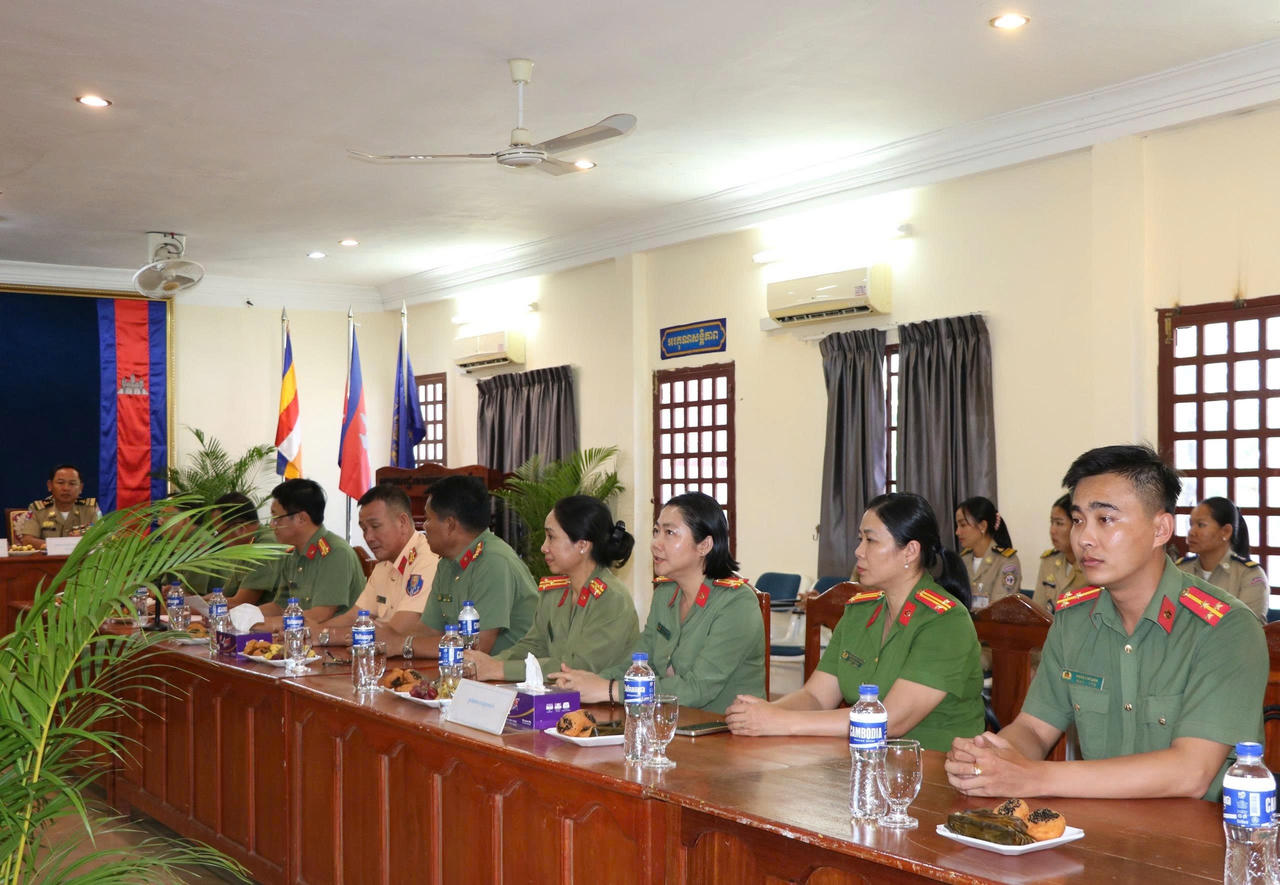 Các đại biểu tham dự tại buổi thăm, chúc Tết Công an tỉnh Kep,&nbsp;Vương quốc Campuchia.